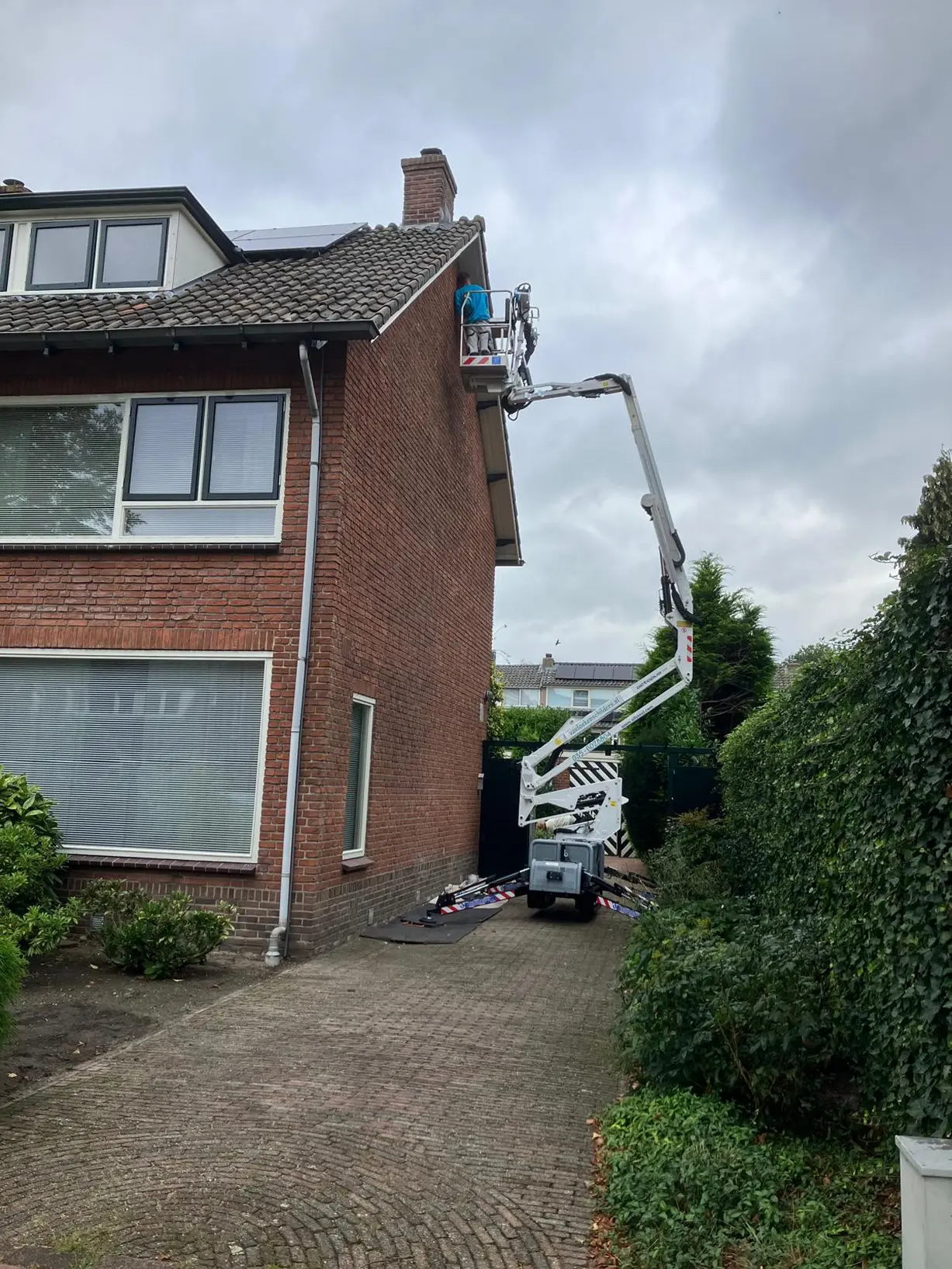 Hoogwerker voor het schilderen van de hogere delen