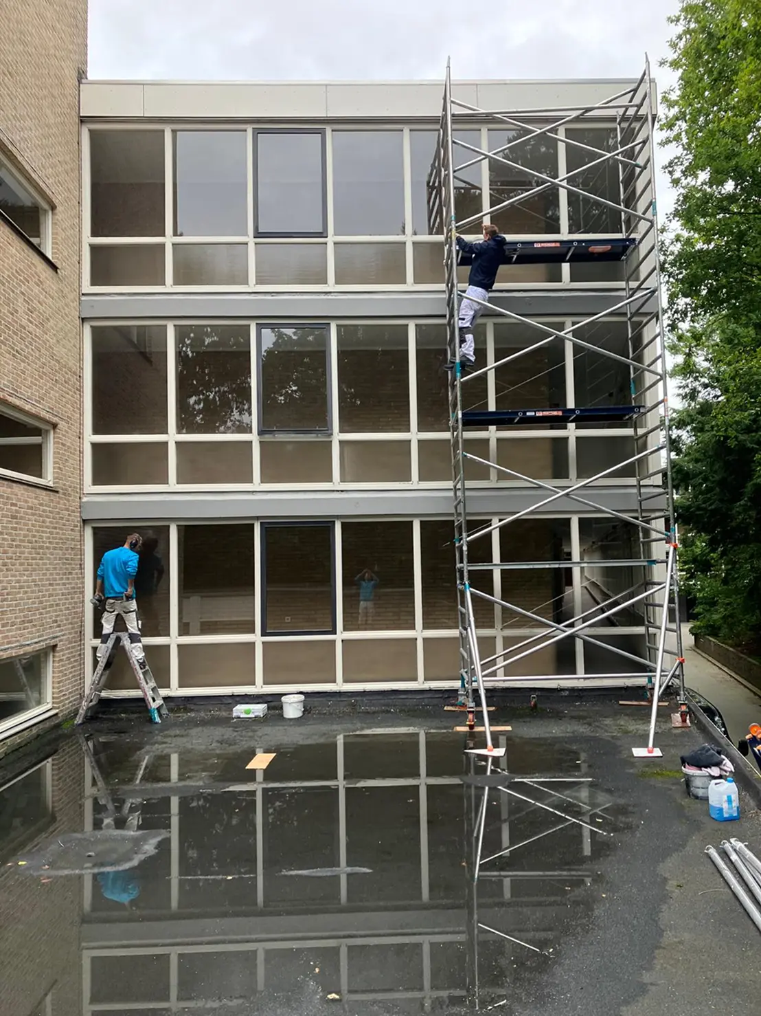 Kantoorpand van drie lagen