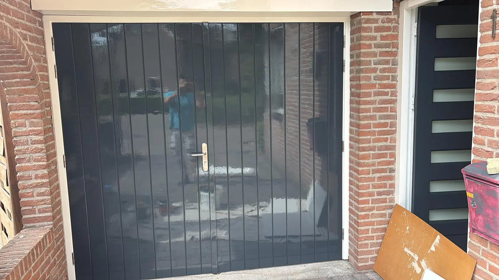 Strak gelakte deur