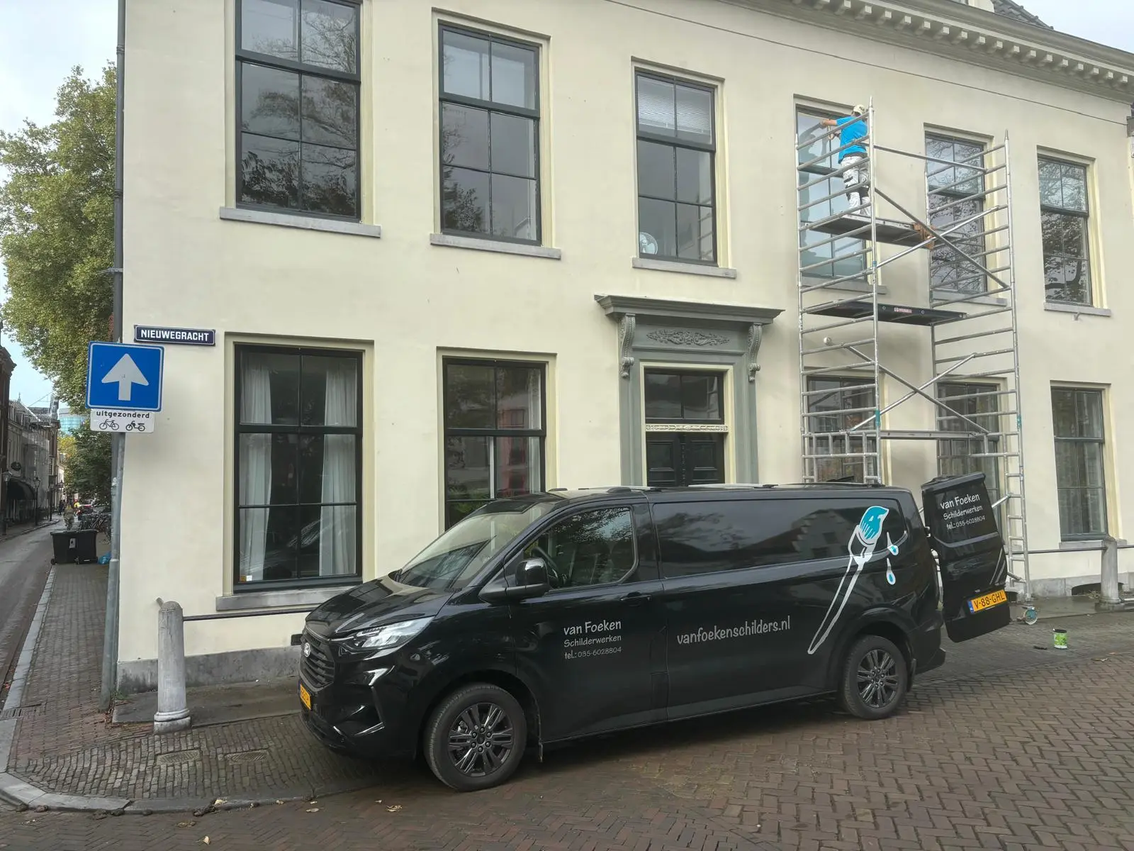 Schilderwerk aan een gebouw in het centrum