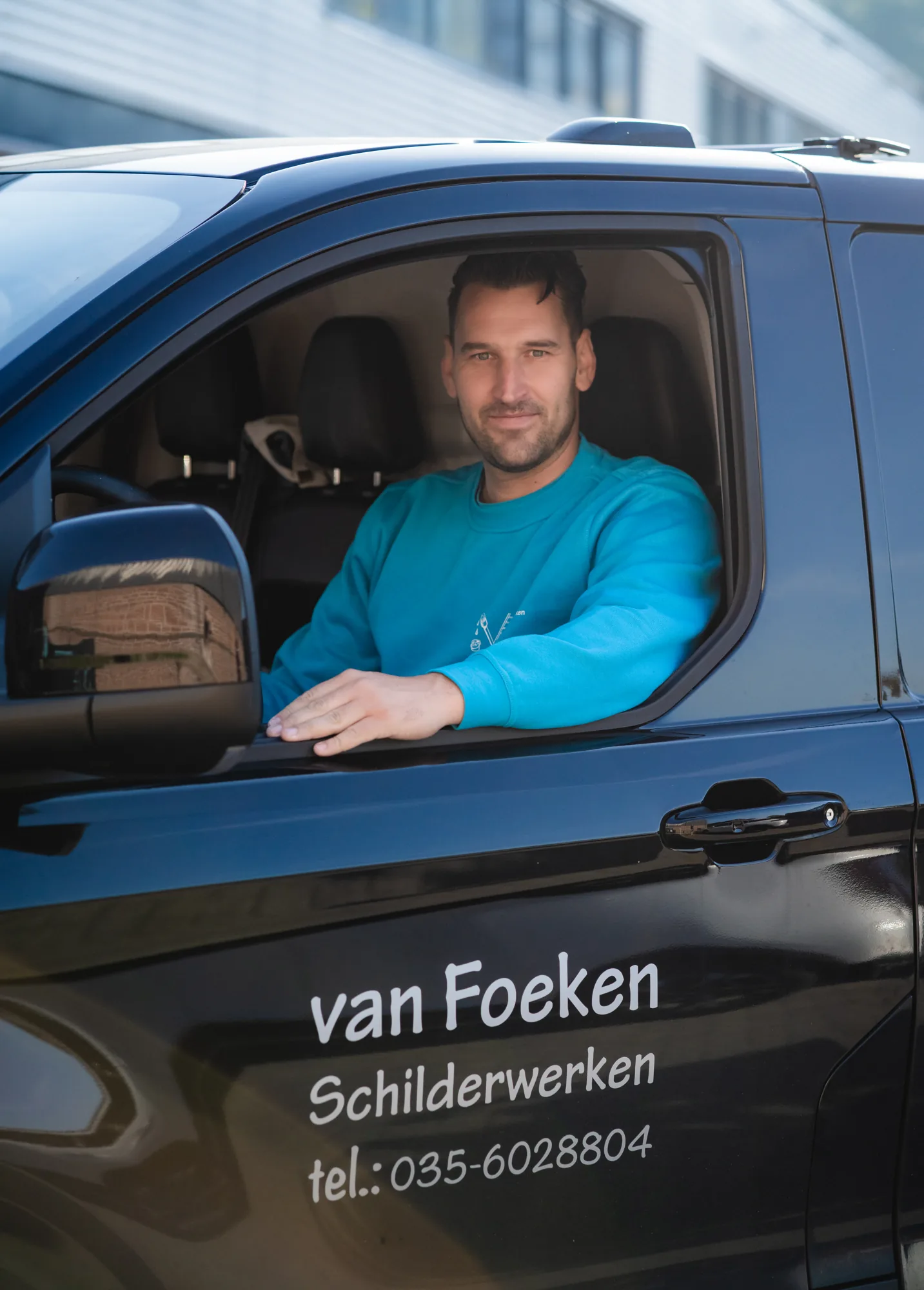 Renko van Foeken in de bedrijfsbus van Van Foeken Schilderwerken