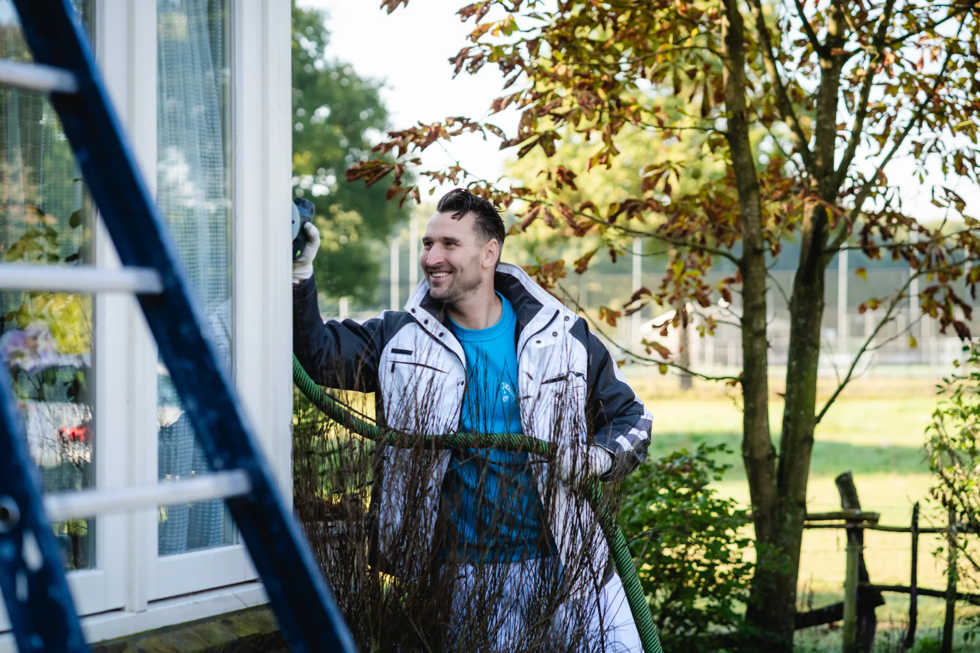Schilder van Van Foeken met ladder bij een woning